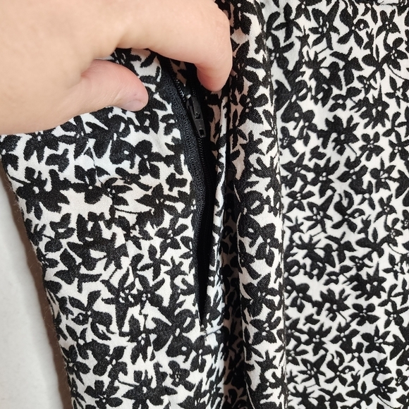 Lane Bryant Allie Black White Floral Pull on Stretch pants. Women's plus size 28 - Picture 10 of 15